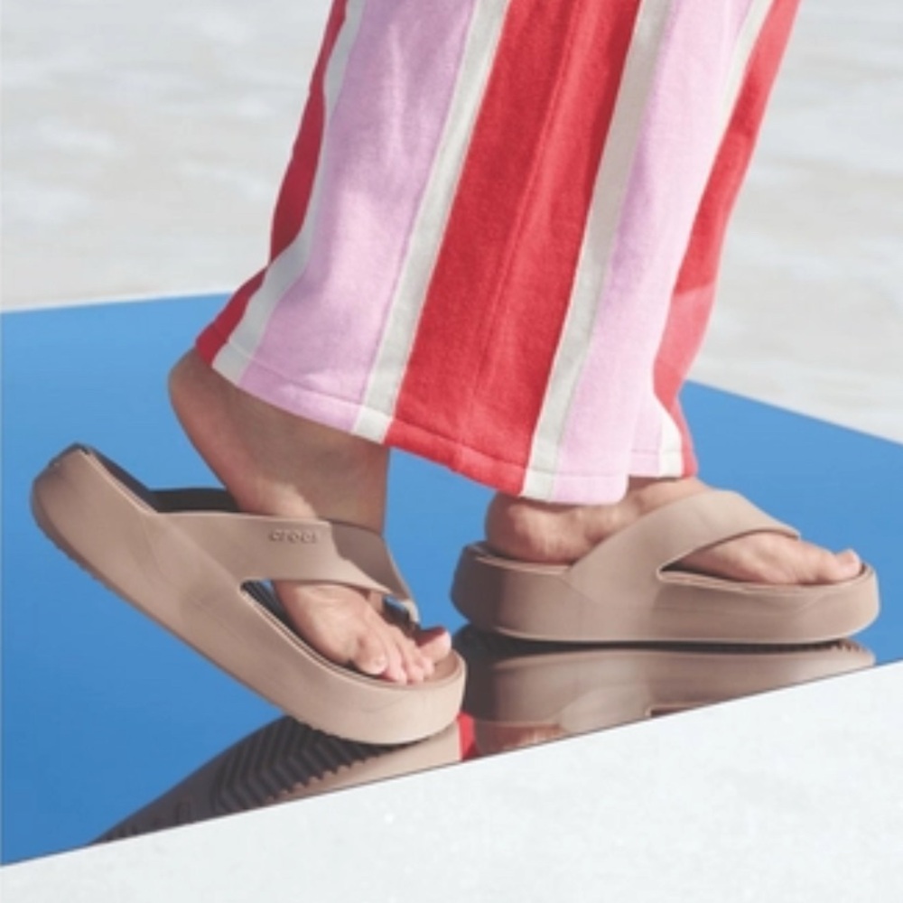 Crocs Getaway Platform Flip Sandals in Latte Size 7